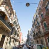 Ma � girando a sinistra su via Tanzi che abbiamo quasi l�impressione di essere stati catapultati in un�altra epoca. Qui infatti si conservano ben venti edifici situati uno accanto all�altro, nel giro di soli trecento metri. Su entrambi i lati della strada i palazzi, dalle chiare tinte a pastello, non superano i quattro piani di altezza